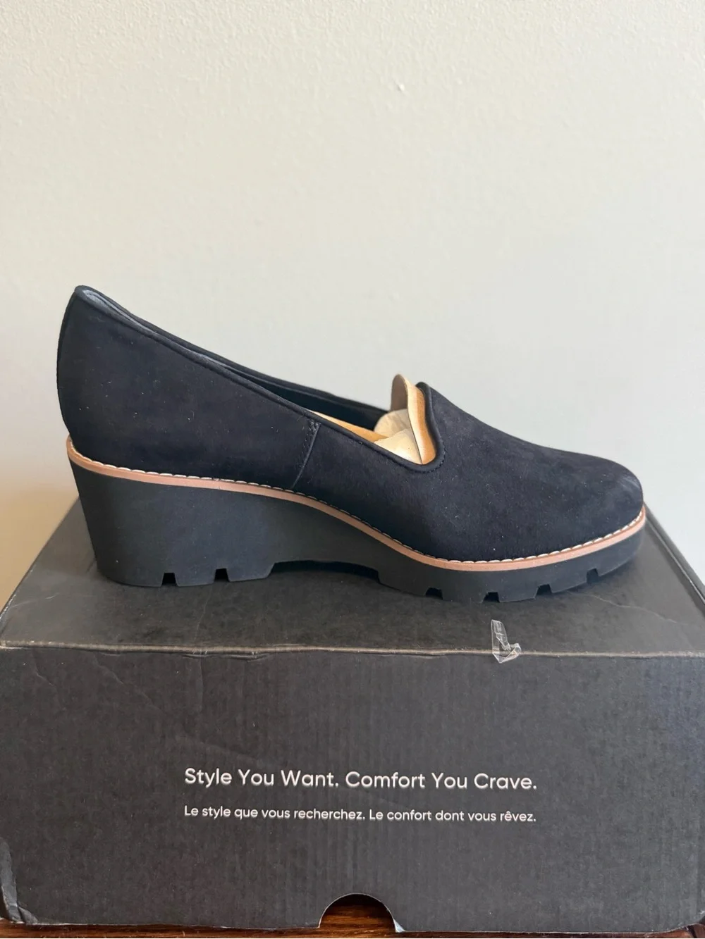 Vionic willa Black Suede Wedge Loafer new